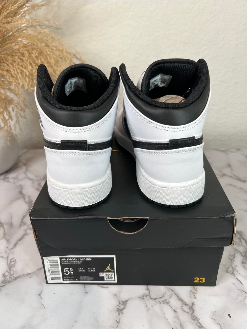 Air Jordan 1 Mid (GS) Size 5.5 YOUTH = Size 7 Women’s - Picture 6 of 12